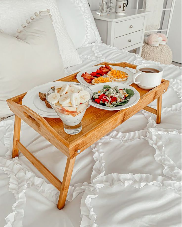 میز روی تخت خواب