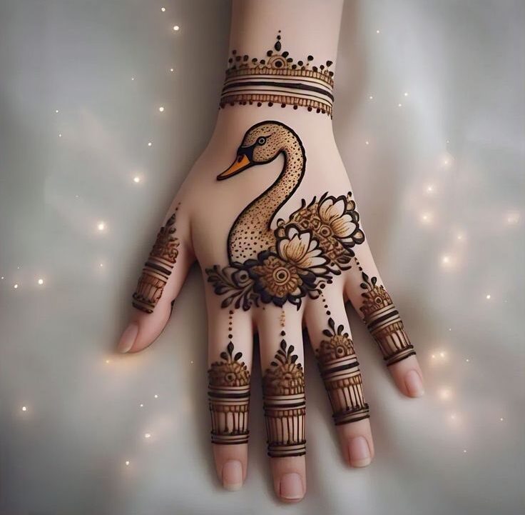 نقش حنا فانتزی روی دست