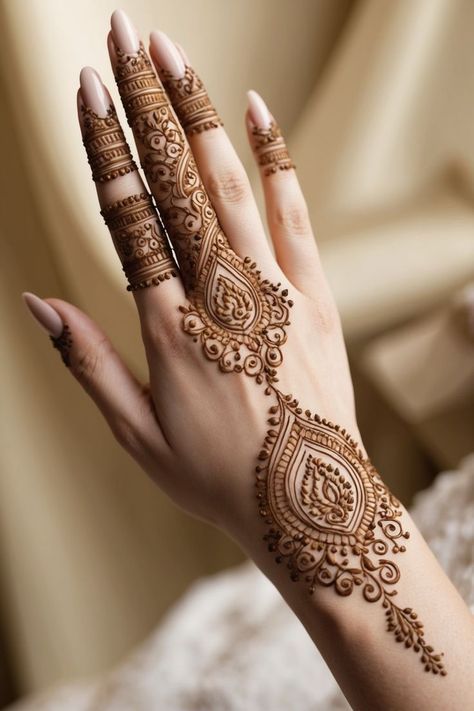 نقش حنا فانتزی روی دست