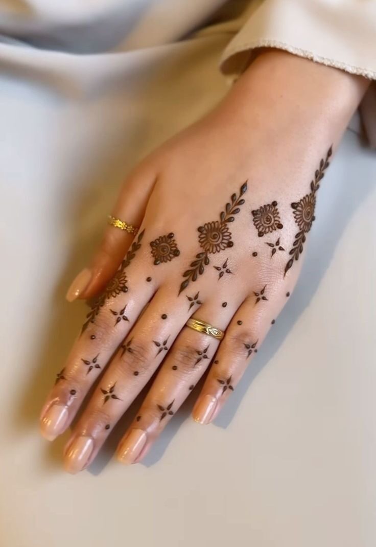 نقش حنا فانتزی روی دست