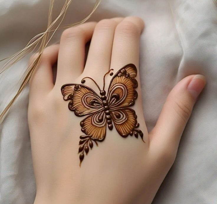 نقش حنا فانتزی روی دست