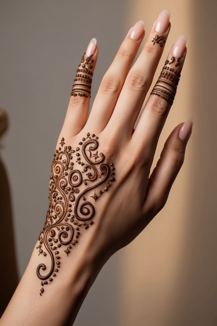نقش حنا فانتزی روی دست