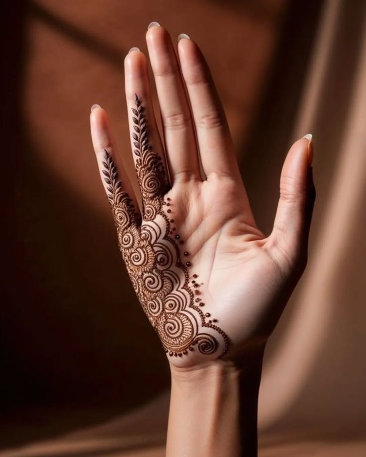 نقش حنا فانتزی روی دست