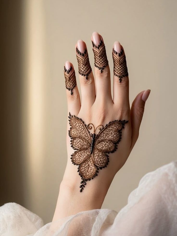 نقش حنا فانتزی روی دست