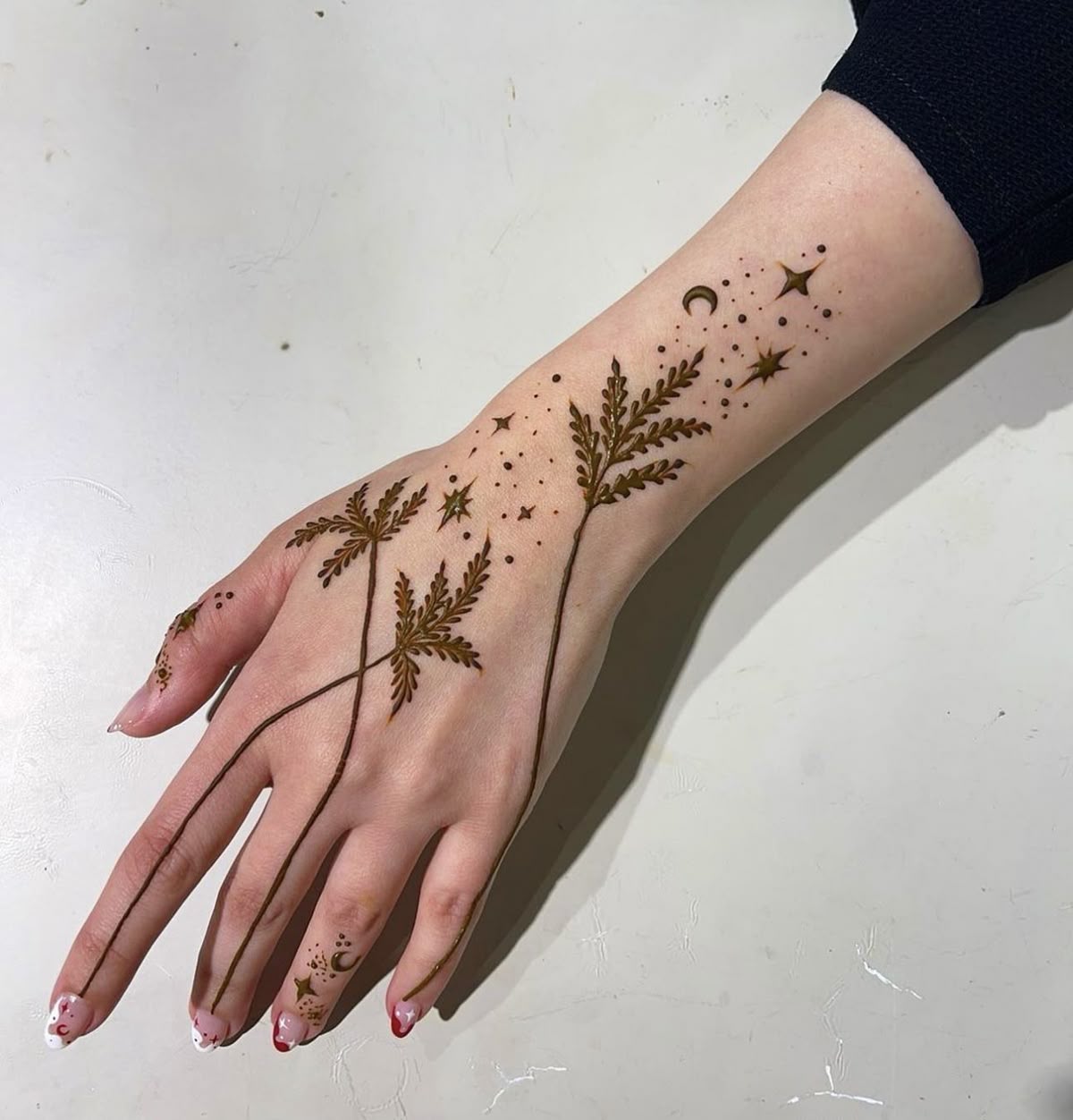 نقش حنا فانتزی روی دست