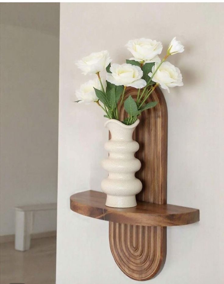 عکس گل طبیعی شیک با دکور دیواری چوبی