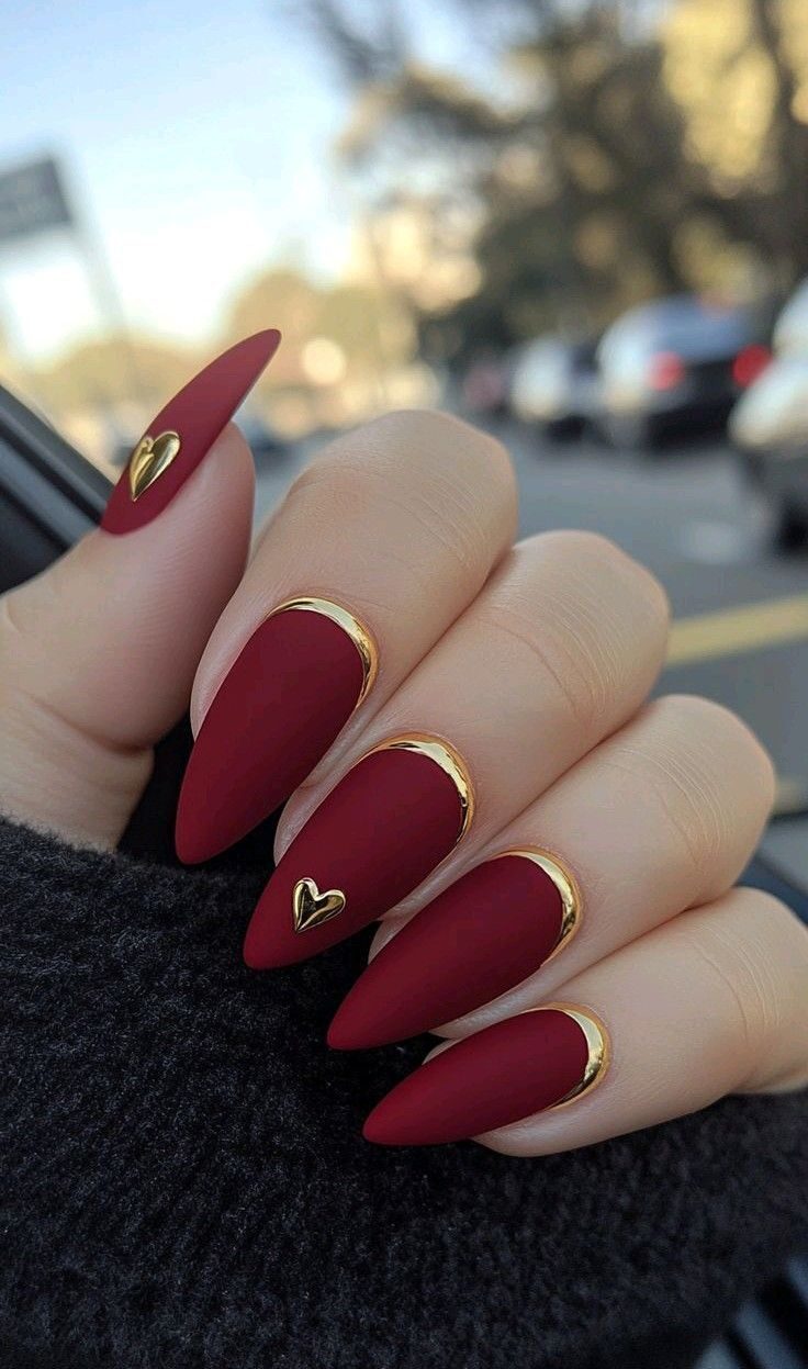 لاک ناخن قرمز زرشکی