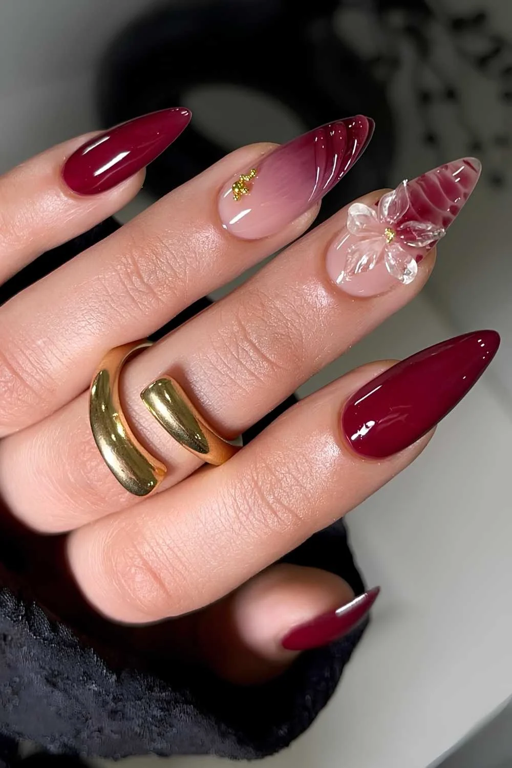 لاک ناخن قرمز زرشکی