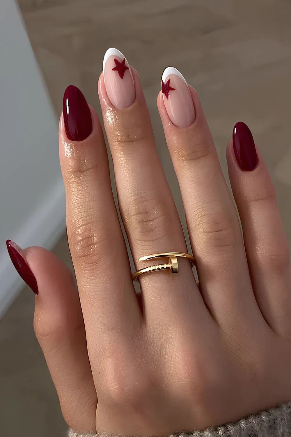 لاک ناخن قرمز زرشکی