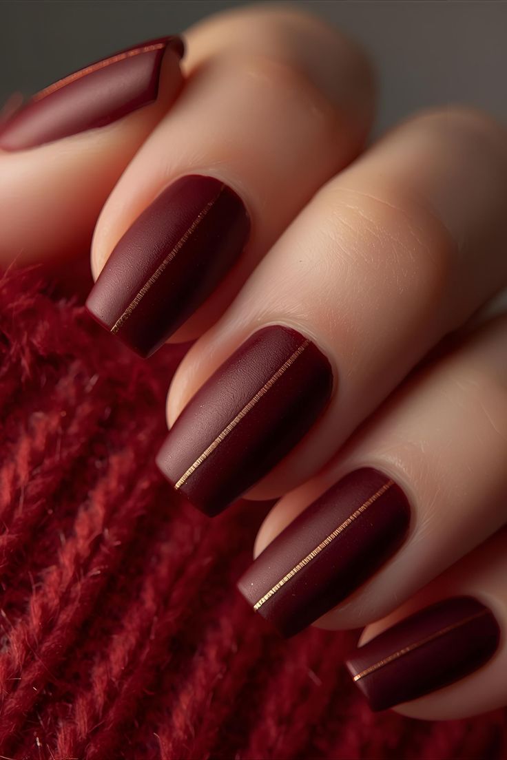 لاک ناخن قرمز زرشکی