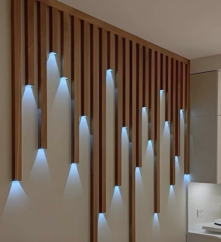 دیزاین دیوار پذیرایی مدرن با چوب