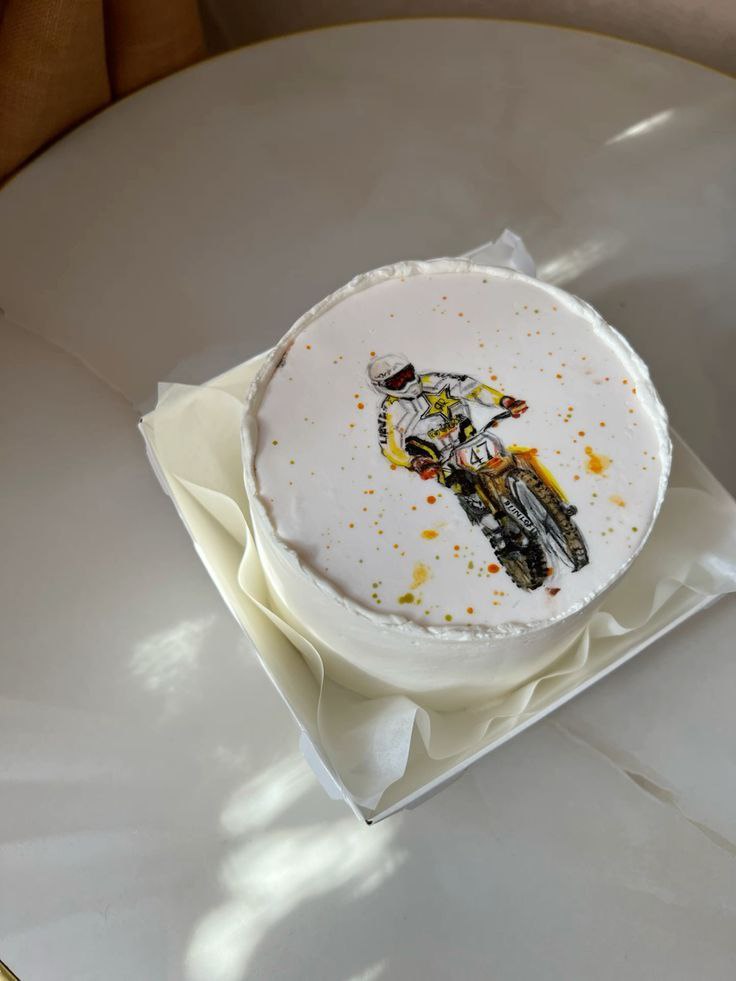 کیک مینیمال مردانه