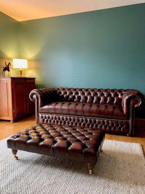 مبل قهوه ای و فرش