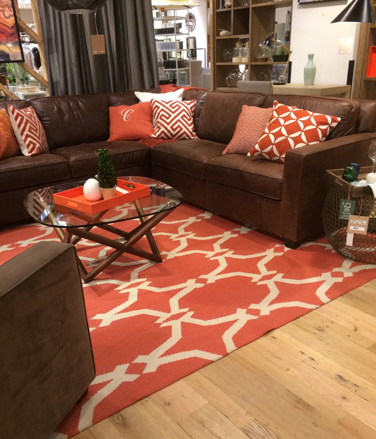 مبل قهوه ای و فرش