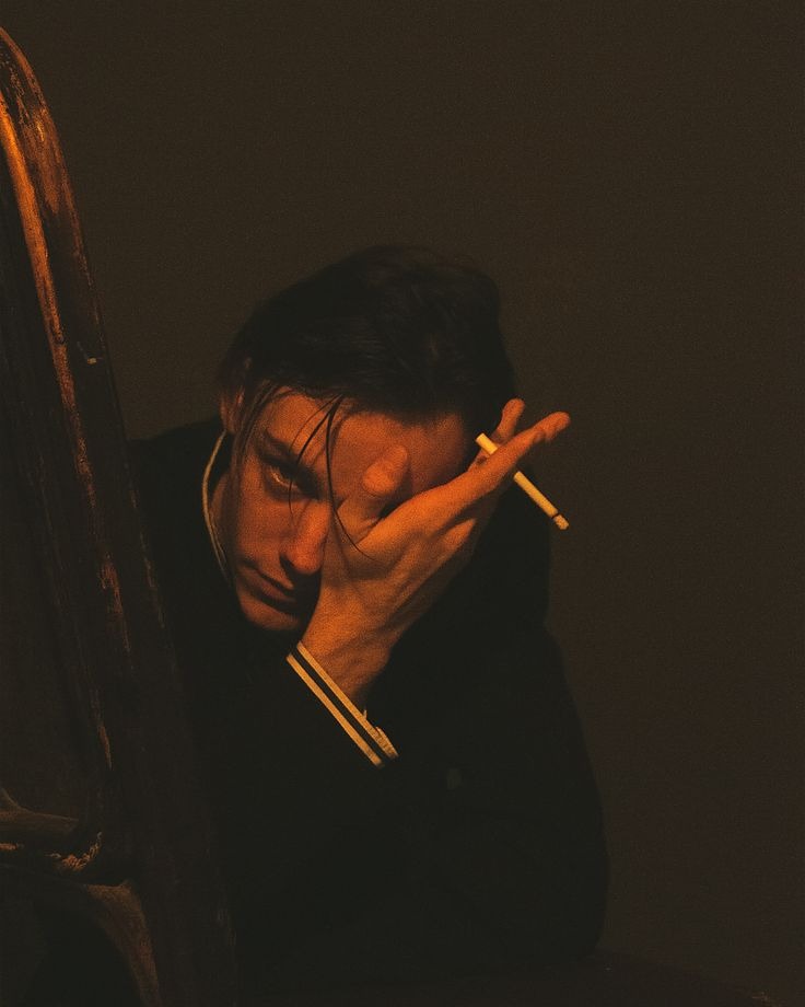 عکس پروفایل پسرانه با سیگار