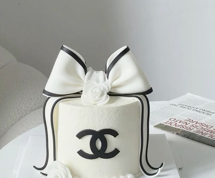 کیک تولد سیاه و سفید