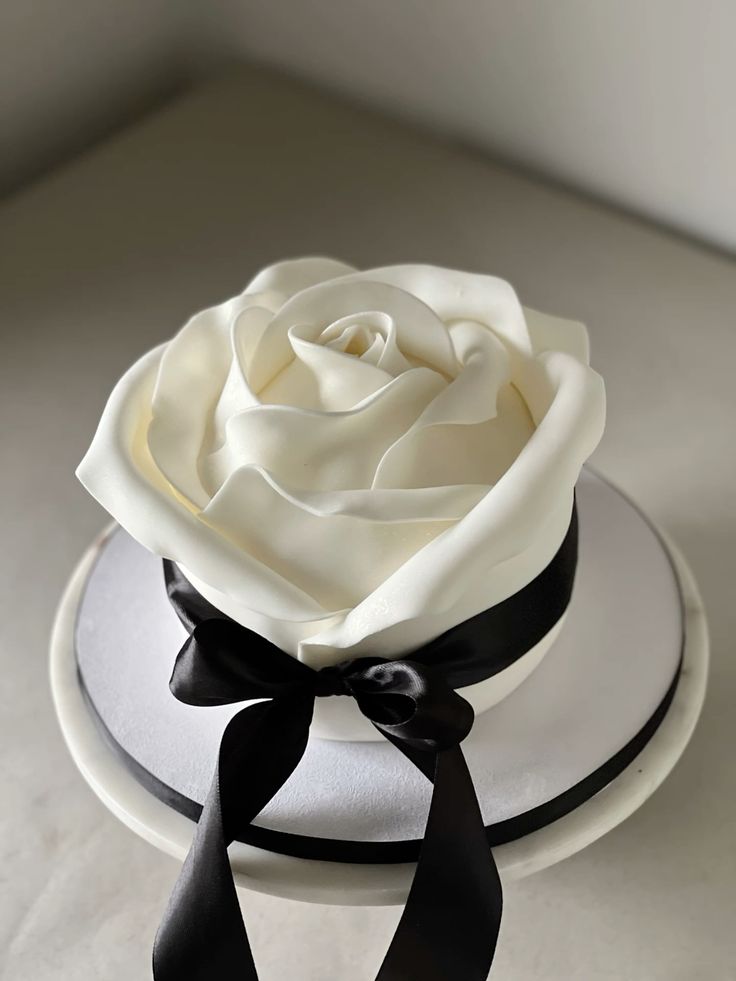 کیک تولد سیاه و سفید