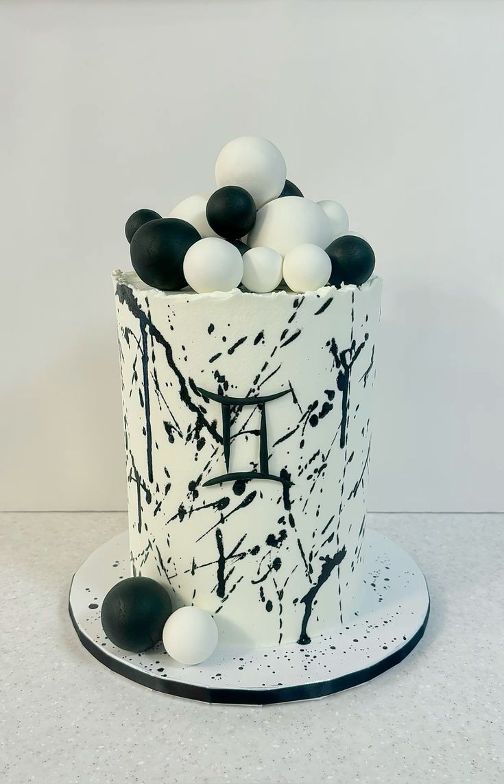 کیک تولد سفید مشکی مردانه