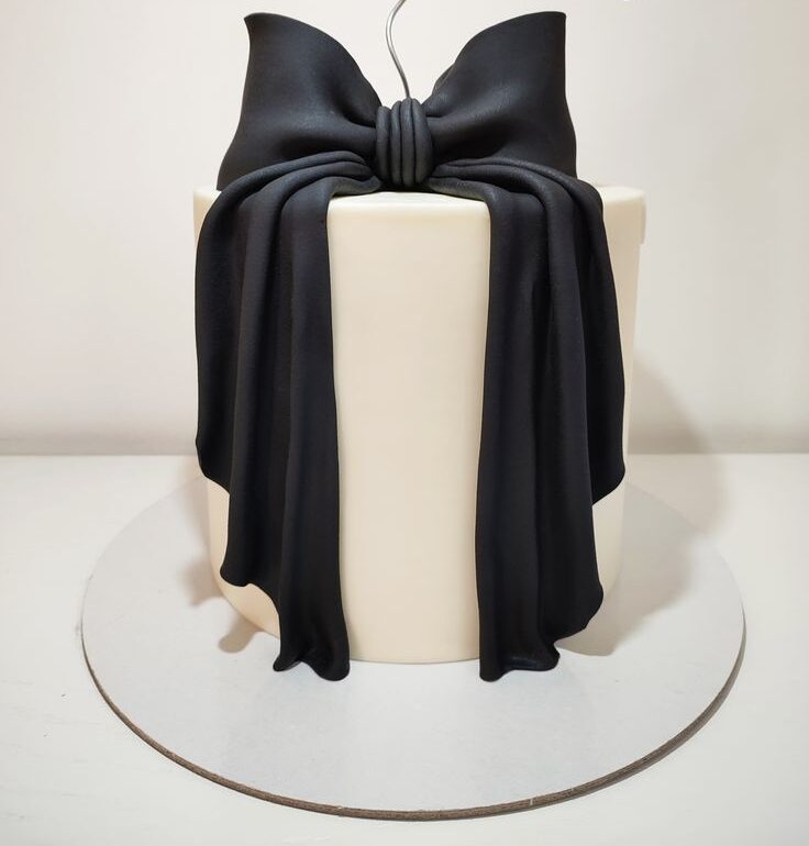 کیک تولد سیاه و سفید