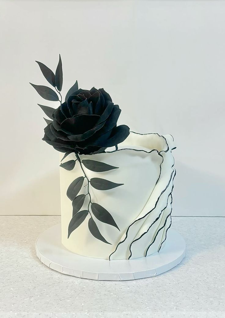 کیک تولد سیاه و سفید