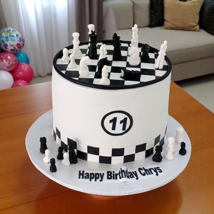 کیک تولد سفید مشکی مردانه