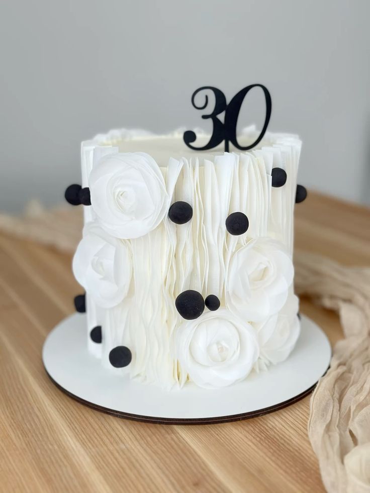 کیک تولد سیاه و سفید