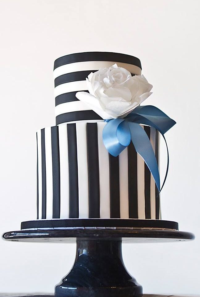 کیک تولد سفید مشکی مردانه