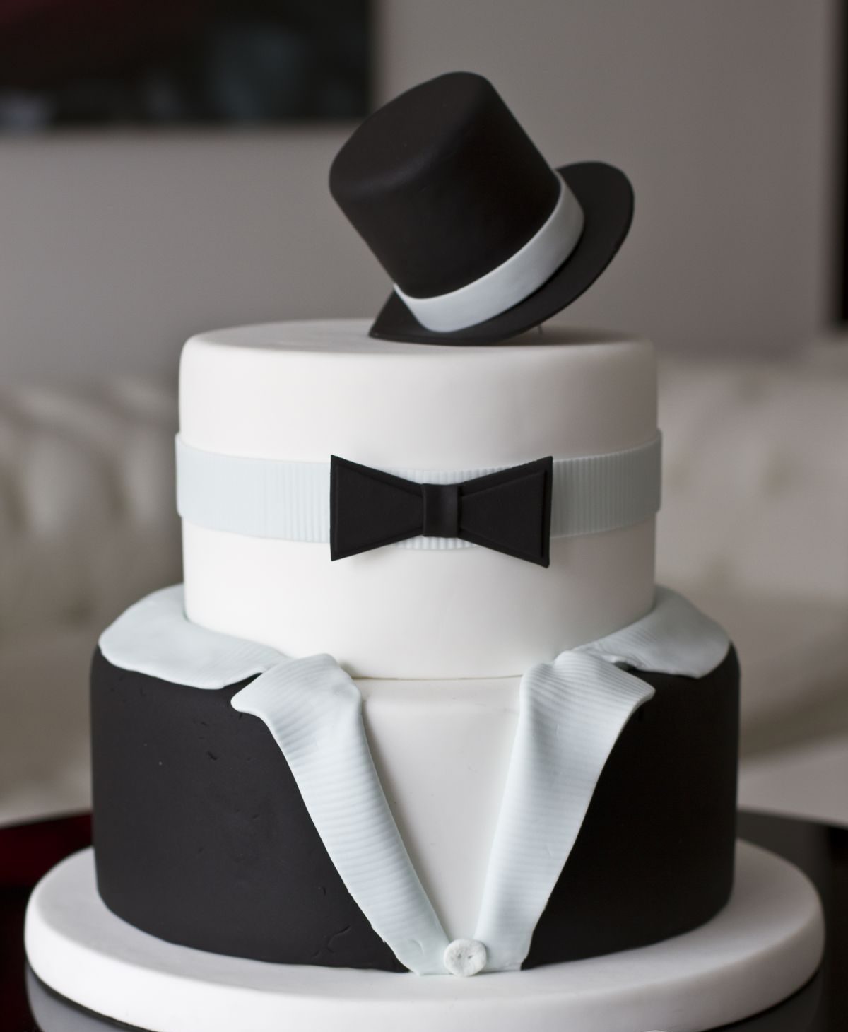 کیک تولد سفید مشکی مردانه