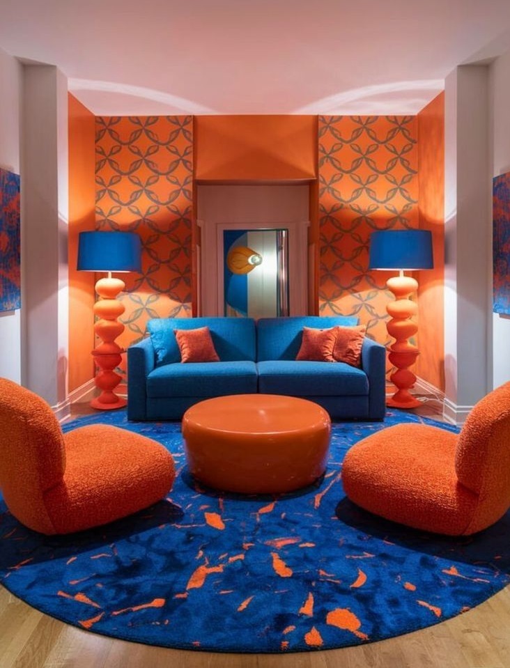 فرش سورمه ای و مبل