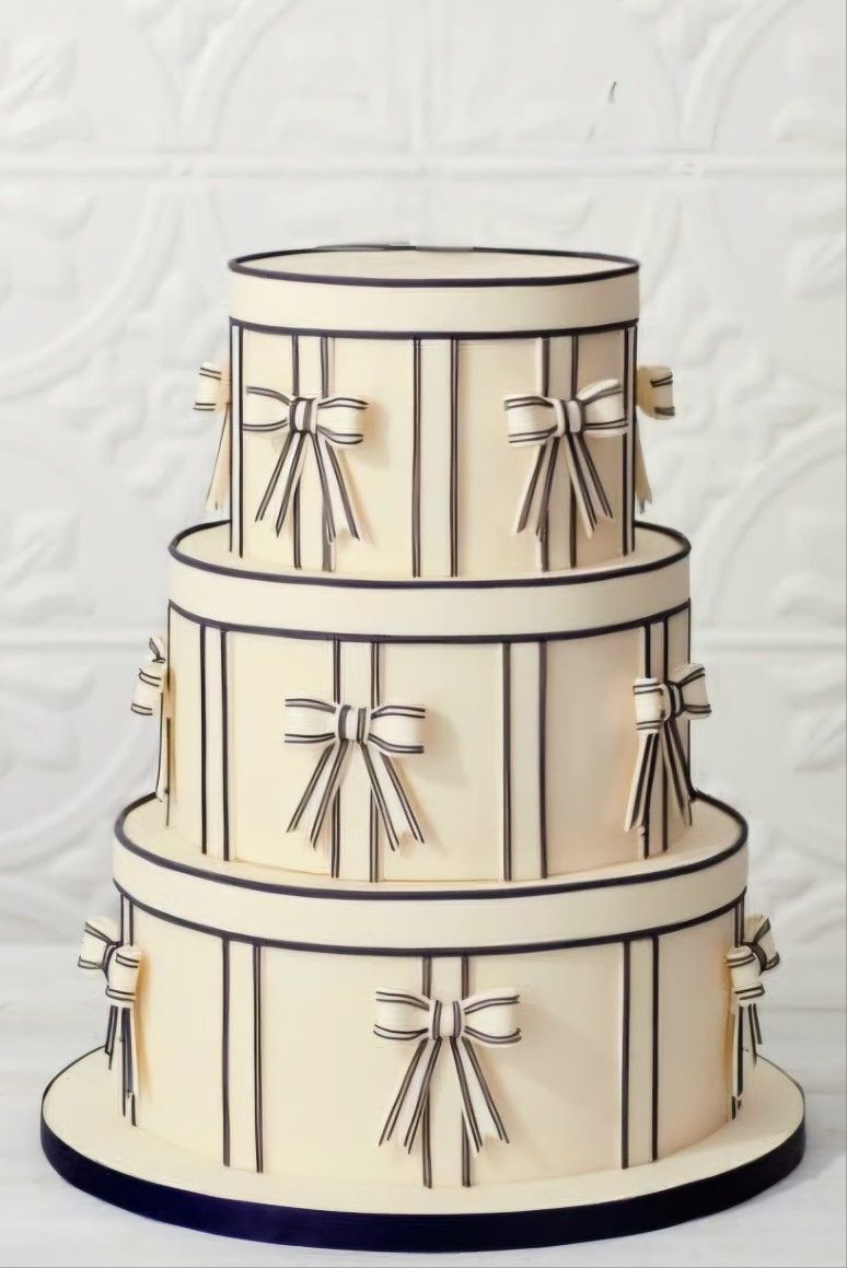 کیک تولد سفید مشکی مردانه