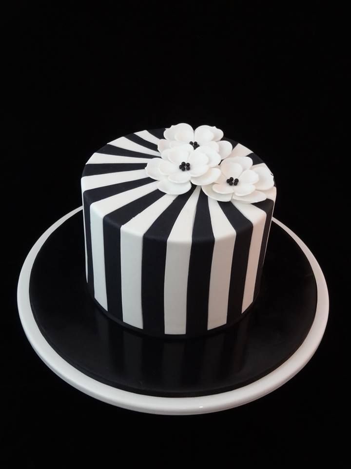 کیک تولد سفید مشکی مردانه