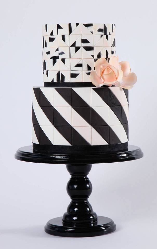 کیک تولد سفید مشکی مردانه