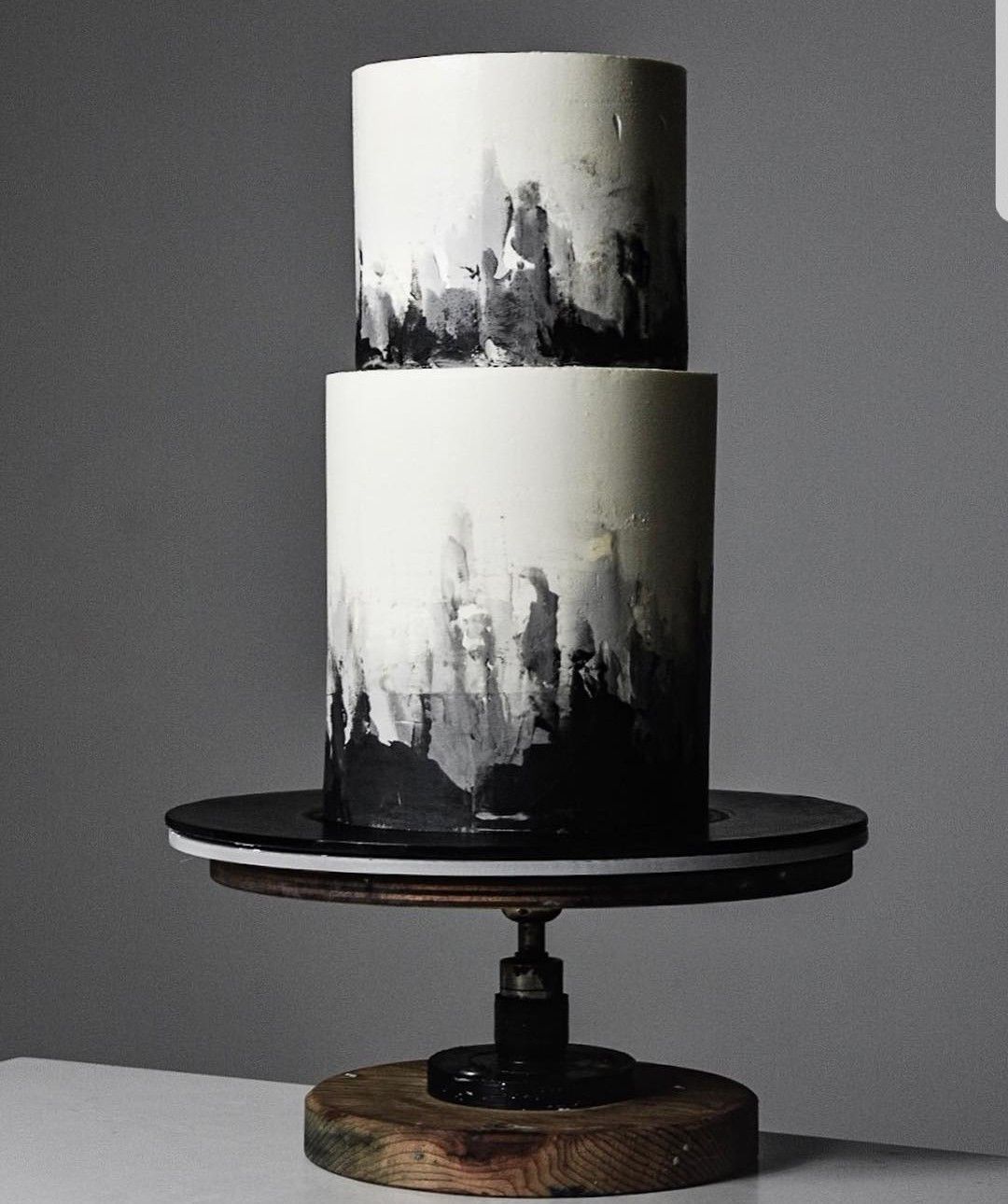 کیک تولد سفید مشکی مردانه