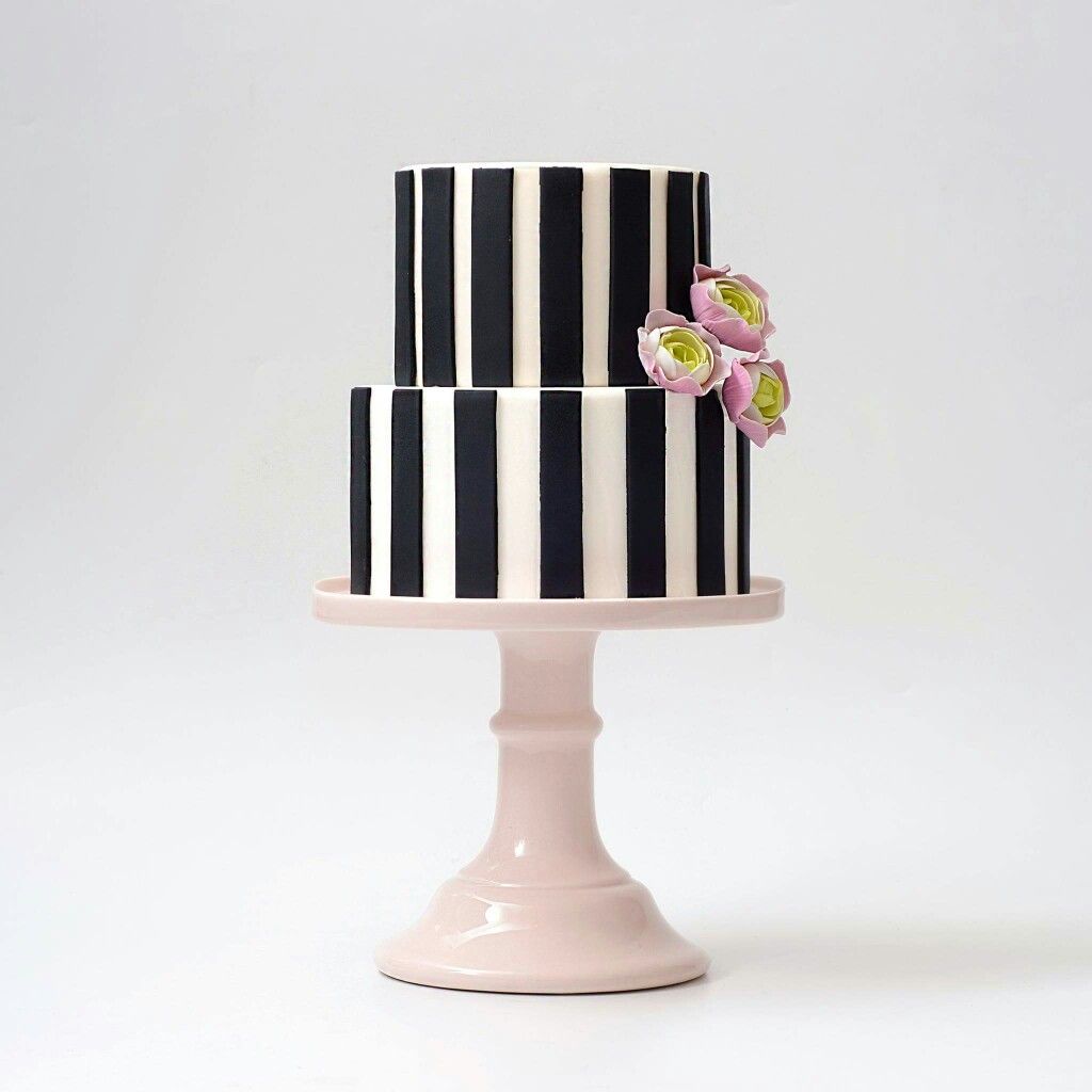 کیک تولد سفید مشکی مردانه