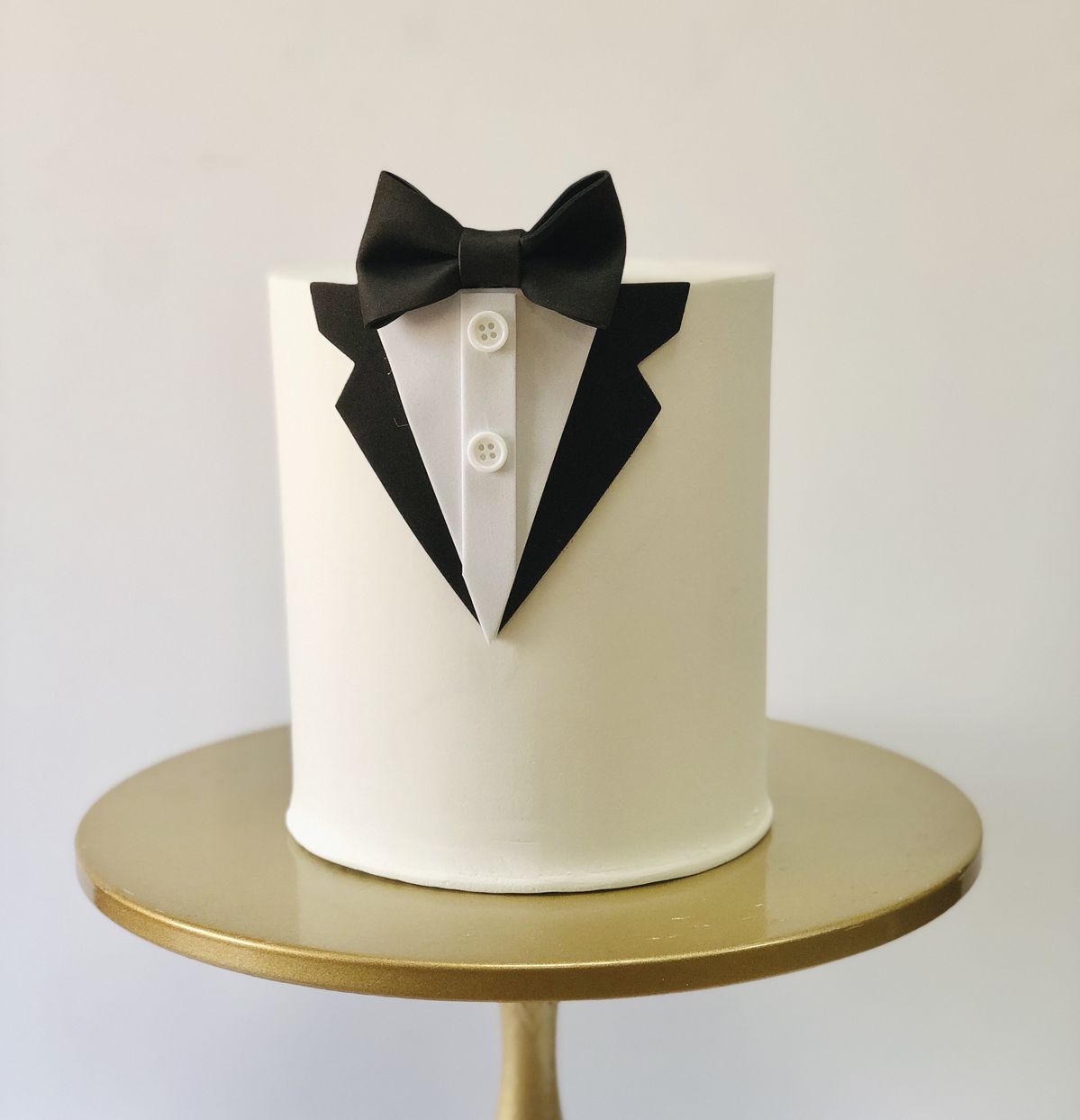 کیک تولد سفید مشکی مردانه