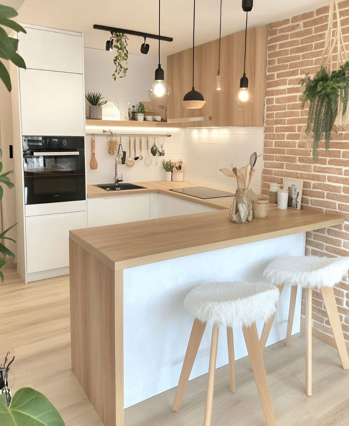 کابینت سفید و چوب