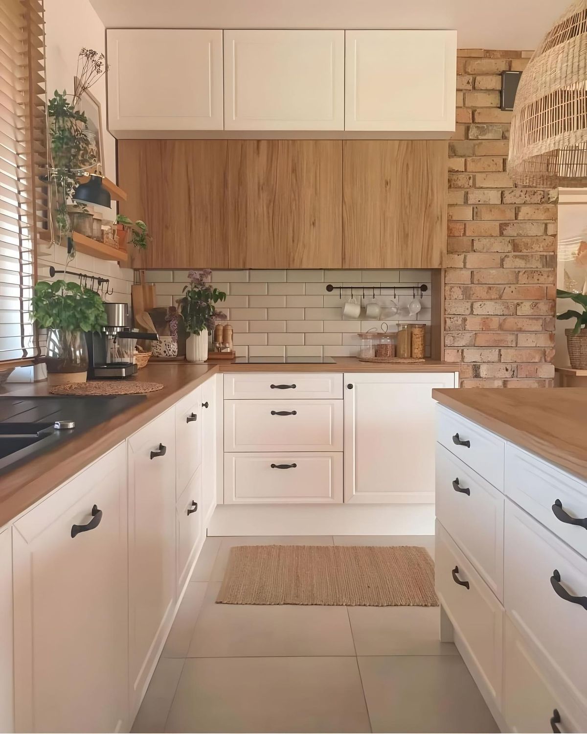 کابینت سفید و چوب