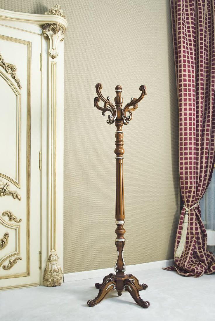 چوب لباسی ایستاده