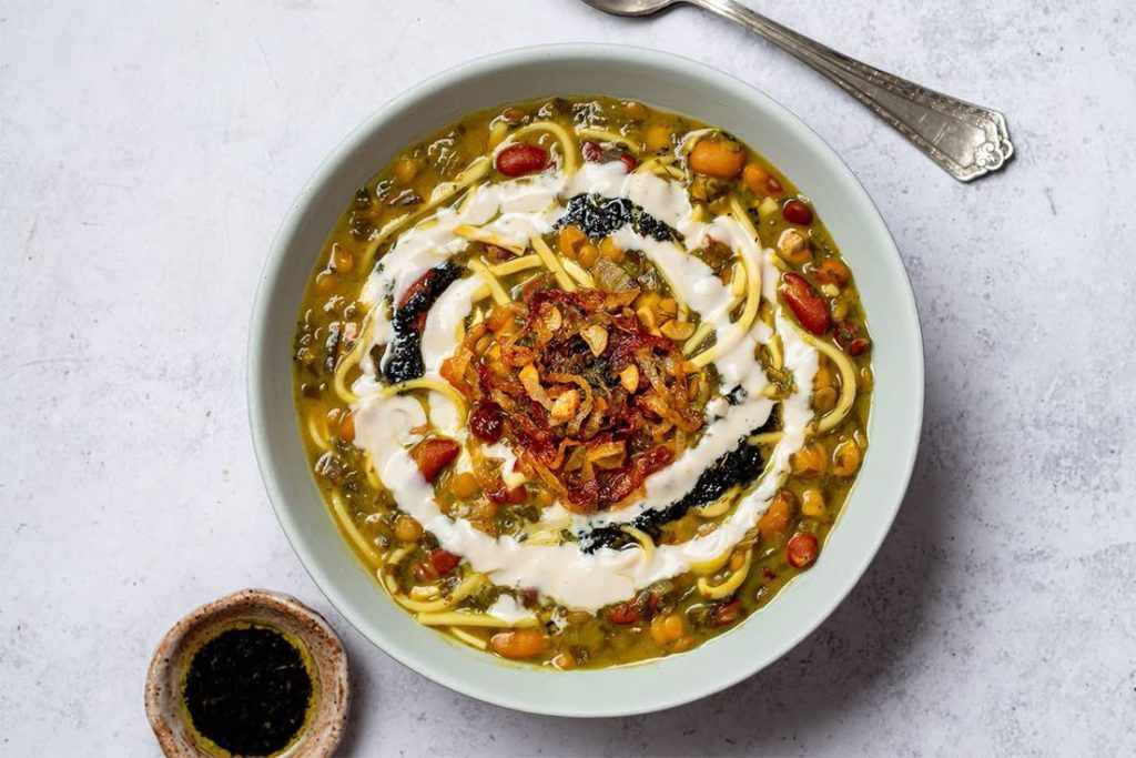 طرز تهیه آش رشته برای ۱۵ نفر با میزان دقیق مواد لازم + راز خوشمزگی