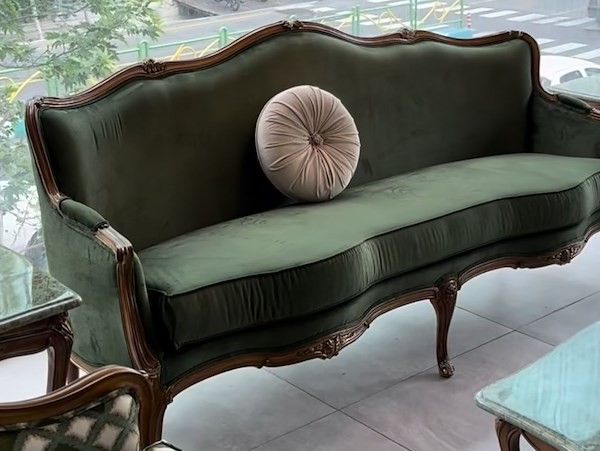 مدل مبل مخمل سبز با چوب قهوه ای و ماهگونی