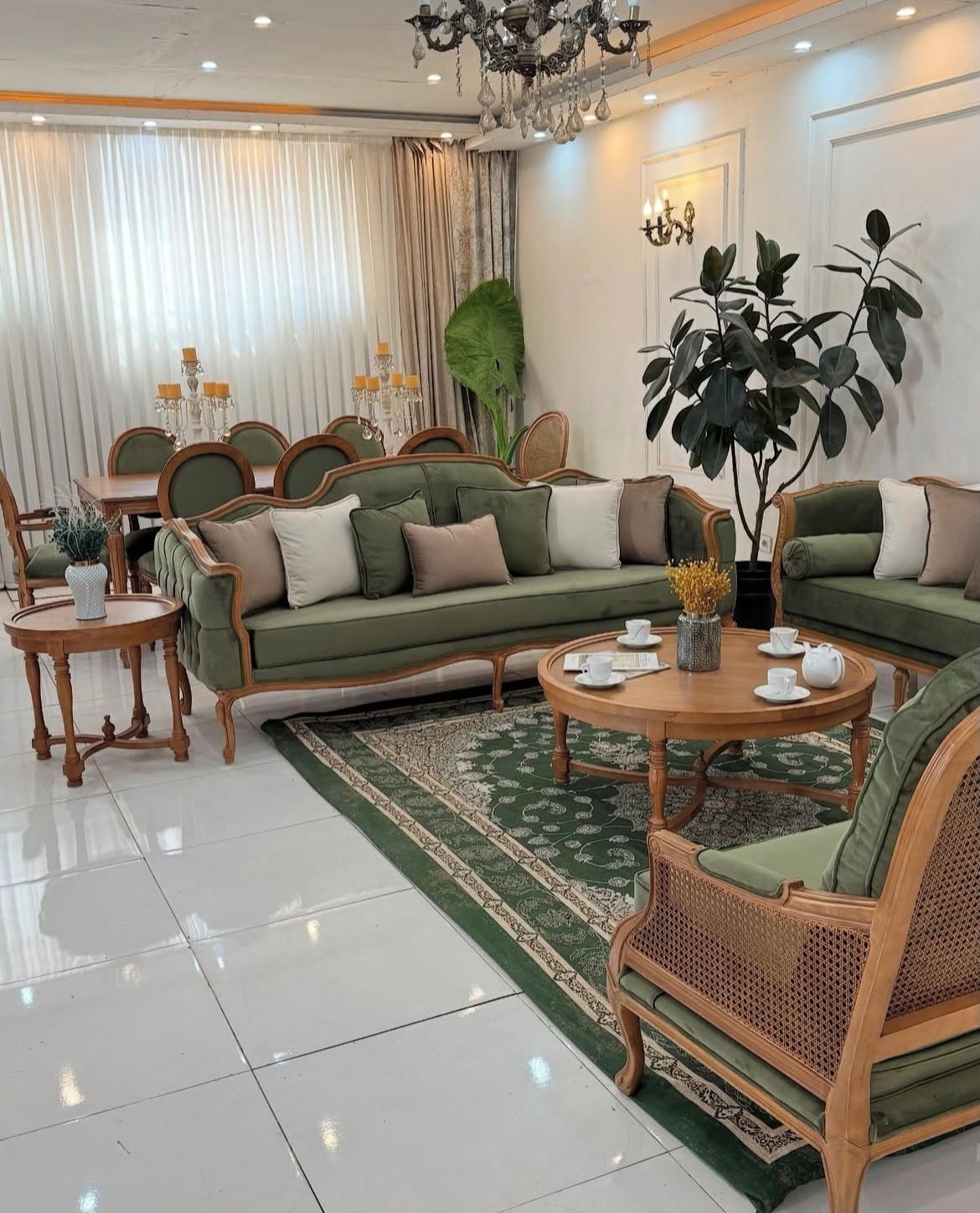 مدل مبل مخمل سبز با چوب قهوه ای و ماهگونی