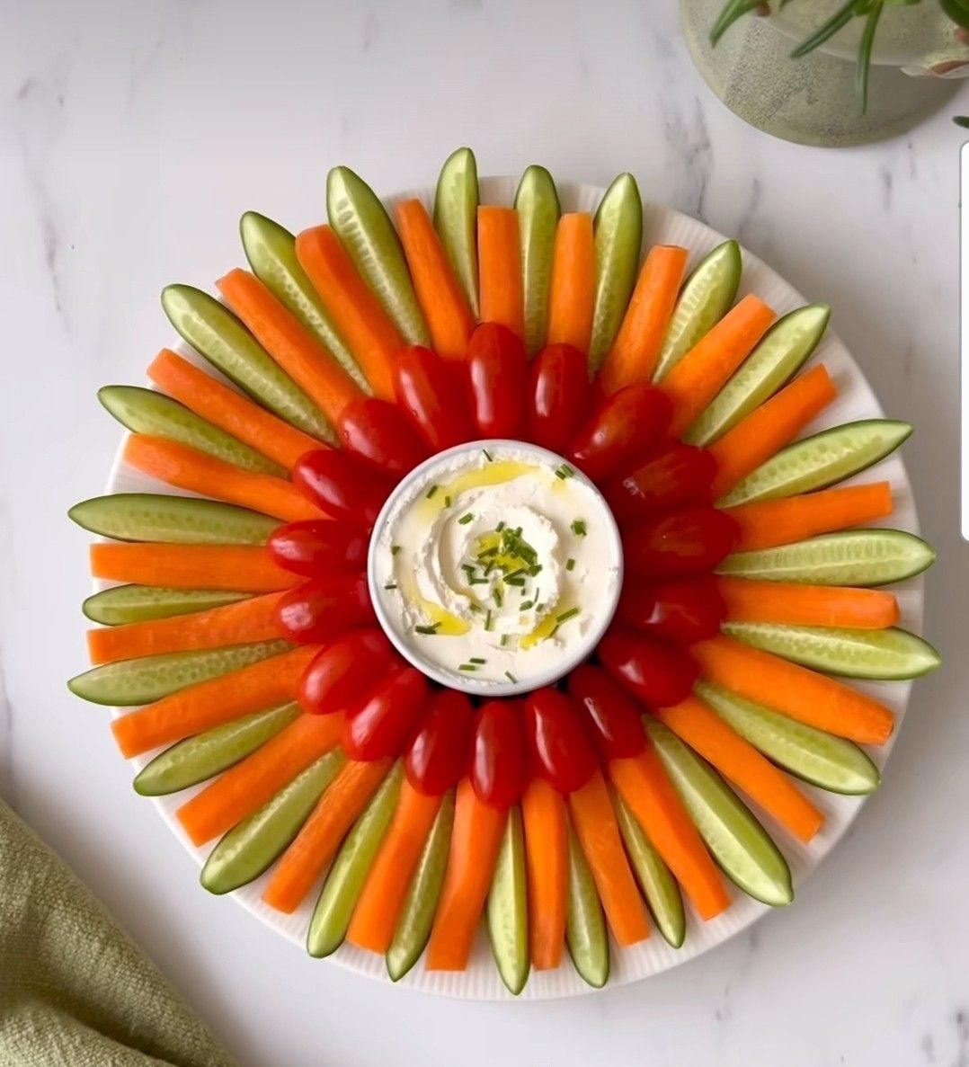 چیدمان و تزیین مخلفات کنار غذا