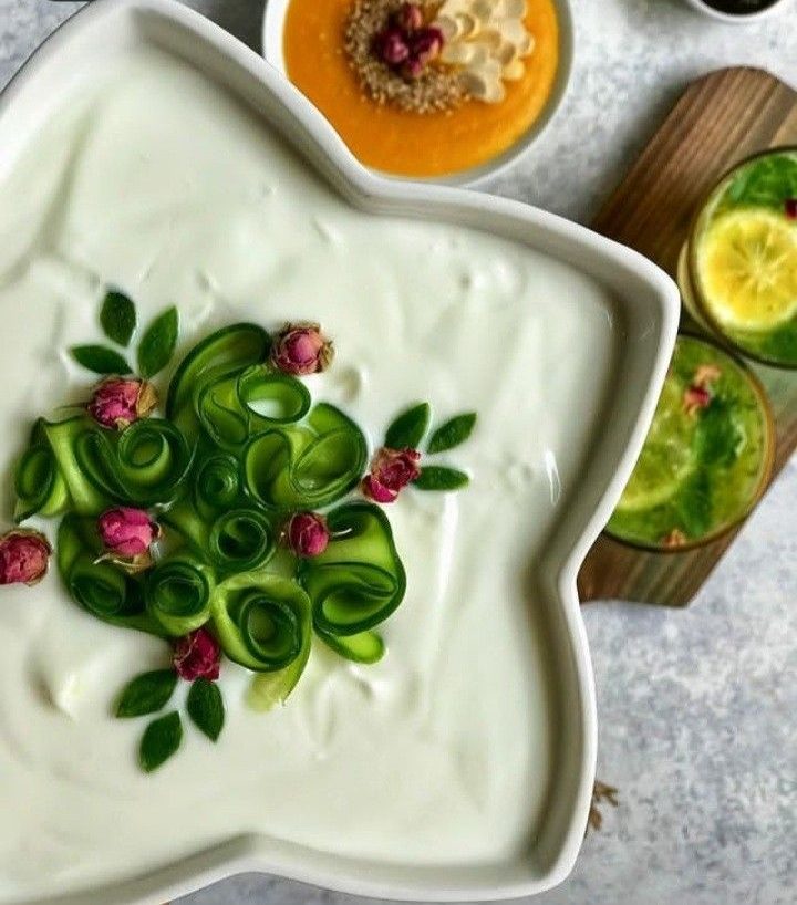 چیدمان و تزیین مخلفات کنار غذا