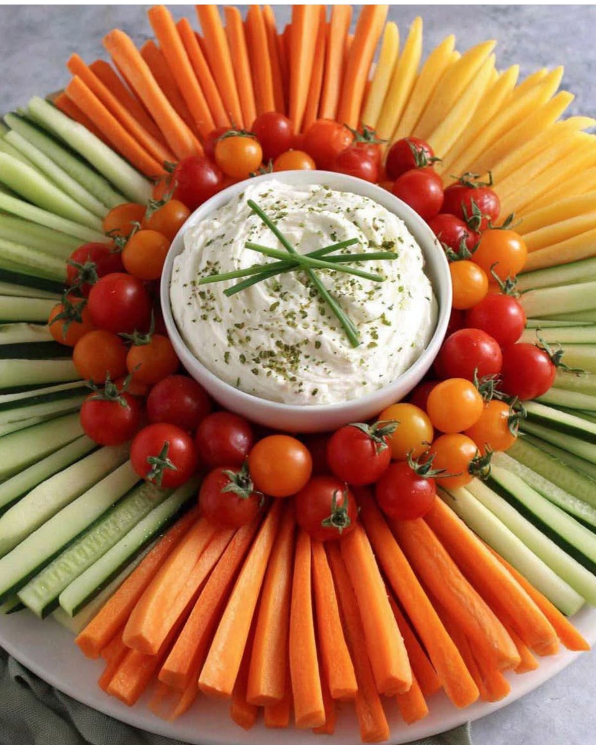 چیدمان و تزیین مخلفات کنار غذا