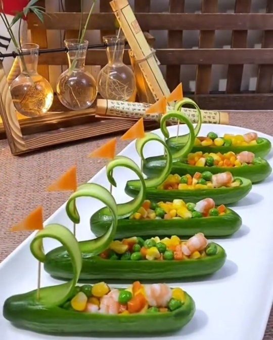 چیدمان و تزیین مخلفات کنار غذا