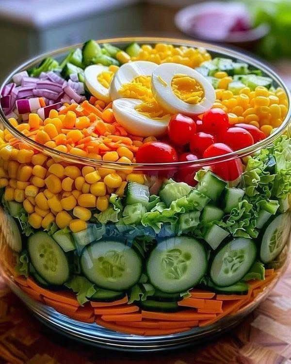 چیدمان و تزیین مخلفات کنار غذا