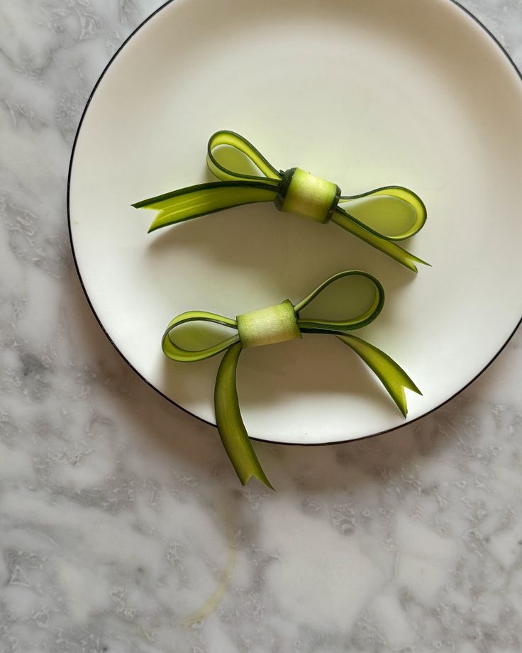 چیدمان و تزیین مخلفات کنار غذا