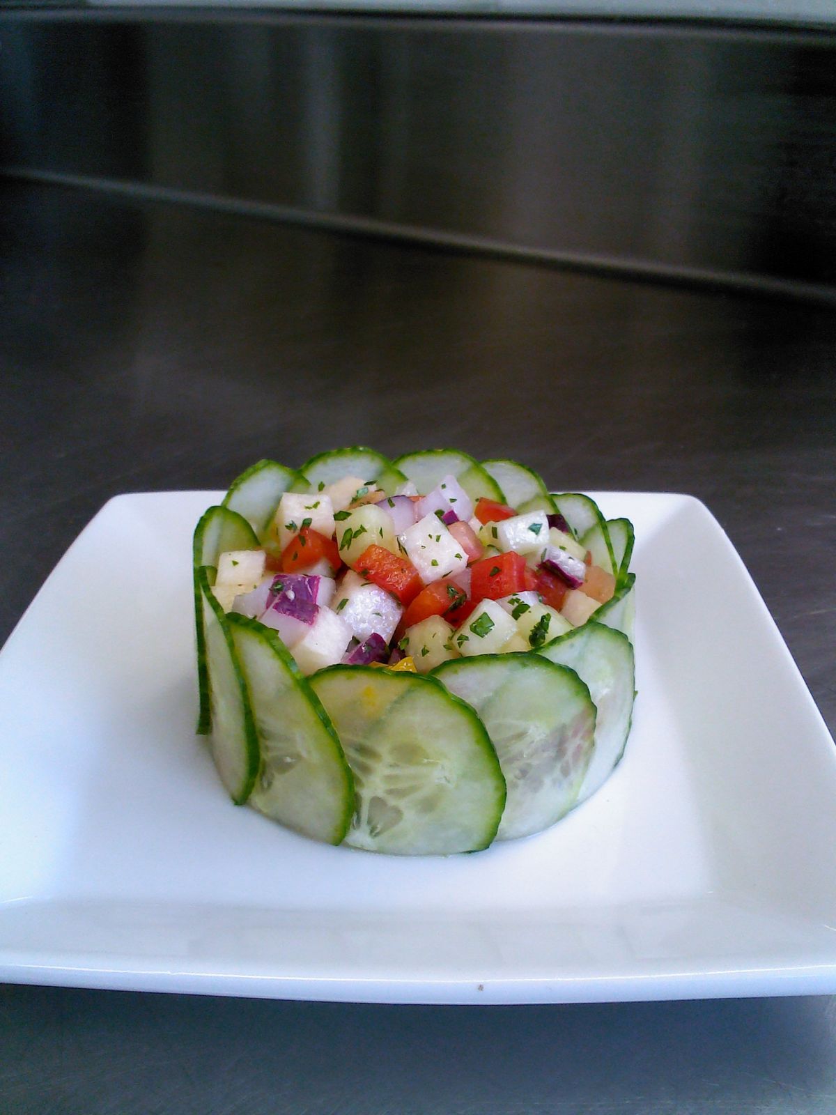 چیدمان و تزیین مخلفات کنار غذا