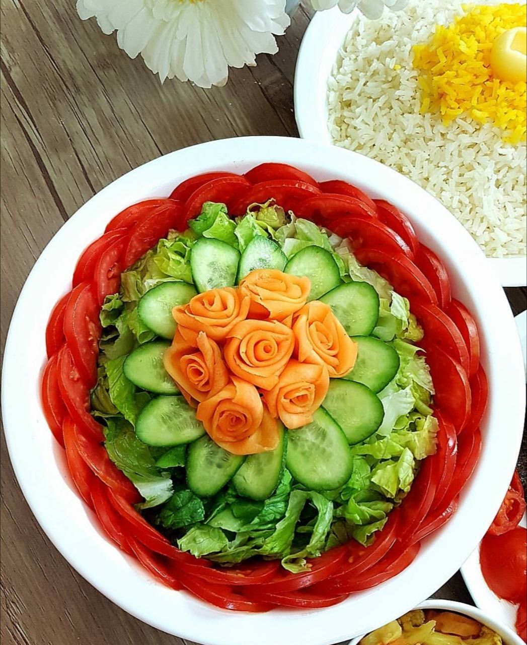 چیدمان و تزیین مخلفات کنار غذا