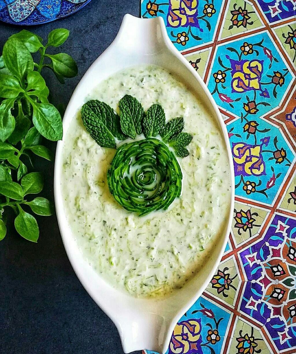 چیدمان و تزیین مخلفات کنار غذا